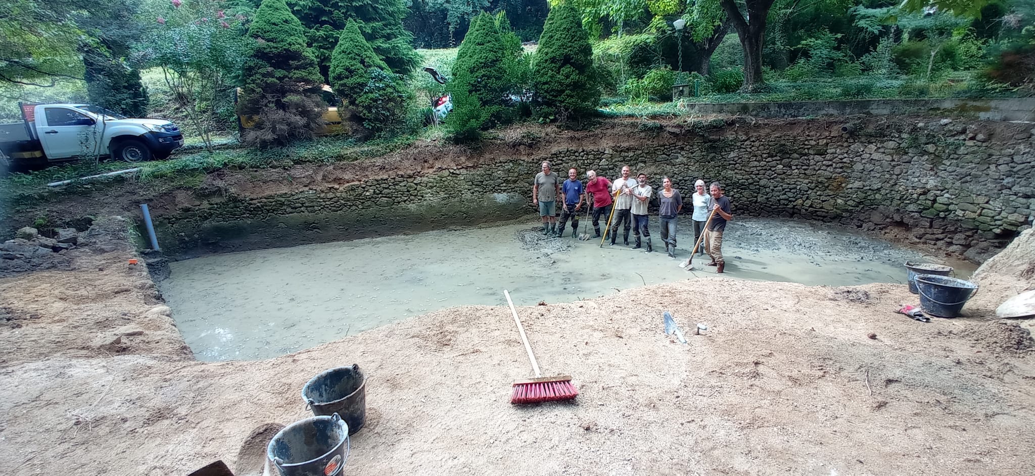 Chantier collectif aux jardins partagés de Saint-Jean-du-Gard - curage du bassin d'alimentation, septembre 2025