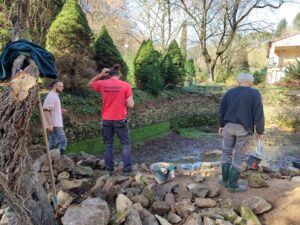 Chantier collectif aux Jardins partagés de Saint-Jean-du-Gard - restauration du bassin et du béal, novembre 2025