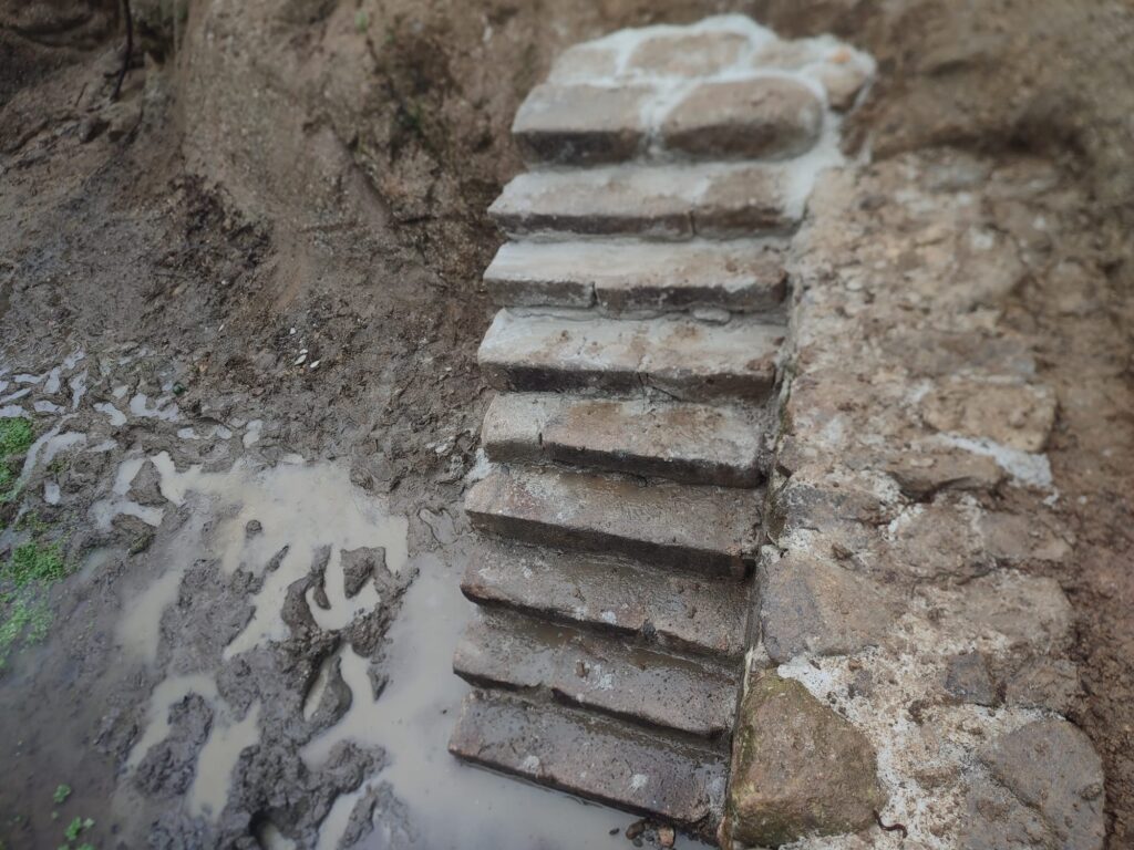 Restauration du bassin d'irrigation des jardins partagés de Saint-Jean-du-Gard, enduit chaux, mars 2026